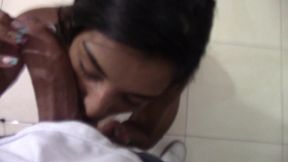 mi amiga es modelo webcam y mientras le ayudo con su video se calienta y me la chupa