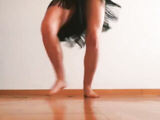 Dancing feet titts and ass baile solo en casa mira como muevan mis pies