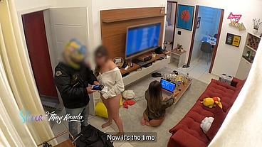 Com a amiga recebendo o entregador e deixando ele nos chupar gostoso