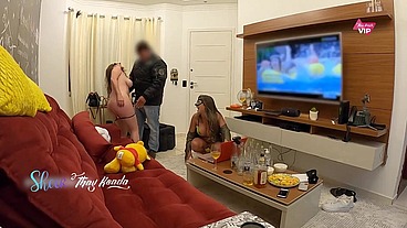 Com a amiga recebendo o entregador e deixando ele nos chupar gostoso
