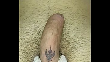 Mostrando a tatuagem finalizada no pau