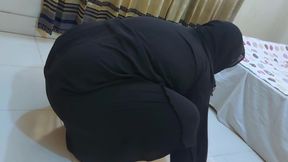 Stepmom Stuck Under Bed &amp; Show Her Big Arab Muslim Ass to Get Anal Fucked From Saudi Kafeel