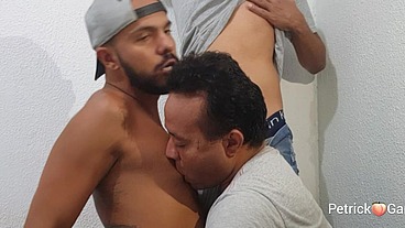 Hetero Dotado me fez de puta e o amigo dele me sarrando