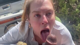 Публичное видео, где рыжеволосая девушка-любительница сосет член.