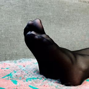 Ilandis shows feet in black pantyhose