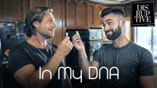 A fiatal Declan Blake és Hans Berlin seggbe dugva