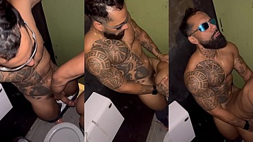 Aquela foda gostosa no banheiro da balada com esse gostoso