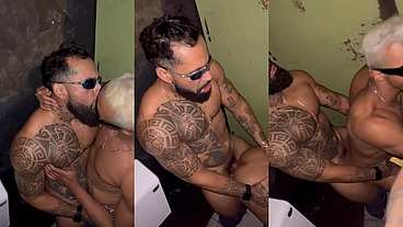 Aquela foda gostosa no banheiro da balada com esse gostoso