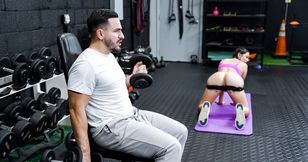 Personal trainer motivates client with her juicy slit