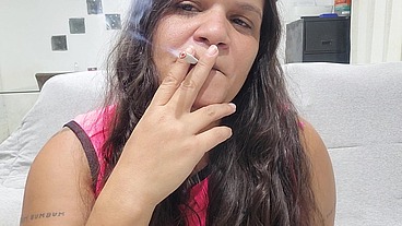 Fumando tabaco e gozando no dedo