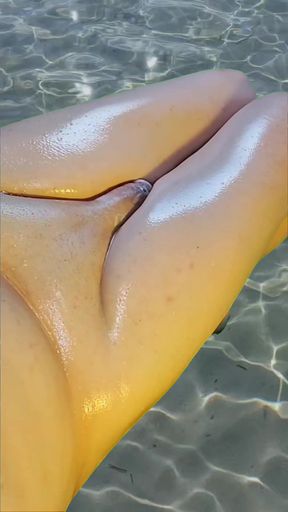 4 Hands-free Colorful Oiled Thighs Masturbating in the Water