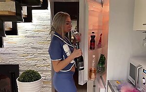 Fucked the maid and cum in her pussy