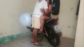 El vecino la vio sola y se meti&oacute_ a darle a verga por el culo