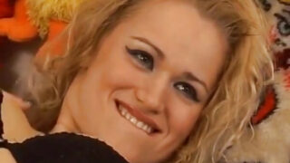 Retro amatori dublu echipă curvă blondă busty în ciorapi cu futai anal intens și sex oral