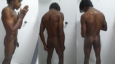 Magrinho gostoso tomando um banho pra refrescar do calor