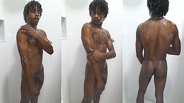Magrinho gostoso tomando um banho pra refrescar do calor