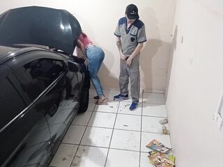 Boss and client got excited in the excited mechanic's workshop!