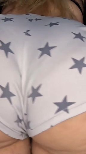 She Loves to Show Her Delicious Ass! Stepmother Bouncing Her Buttocks