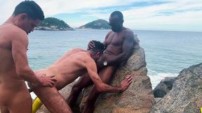 negao pauzudo xxl com tornozeleira eletronica passou a vara em putos na praia de abrico rio de janeiro