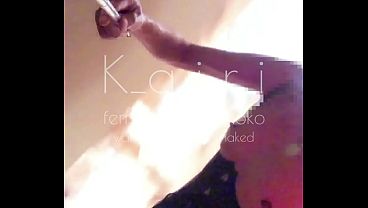 日本のフェムボーイが、ディルドをアナルに挿入したままマンションを歩いてオナニーする