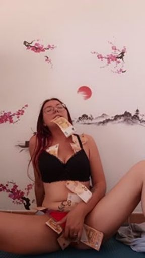 Deine Finanziell dominierende Herrin vergnügt sich an deinem Geld