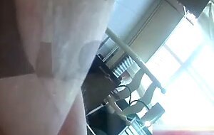 Mi primera vez teniendo sexo anal y se viene dentro de mi culito apretado