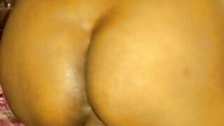 Gostosa com clitóris grande e excitado recebe uma penetração profunda no cu