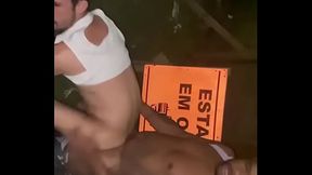 Levei um carinha pra obra e fiz ele goza com meu pau dentro dele