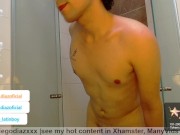 Bathroom Tomando una ducha caliente me masturbo hasta sacar chorros de semen