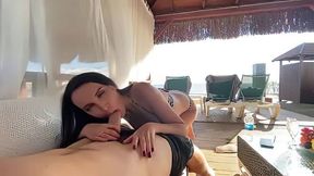 belle brune suce son mec a la plage