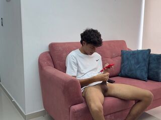 Si no me follas le contare a todos que te masturbas con mis pictures!!