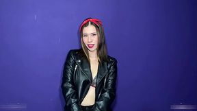 Chica rockera chupando una polla grande en punto de vista hasta recibir cum facial y boca