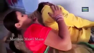 Puta cachonda se toca los dedos soñando con lamer el culo caliente