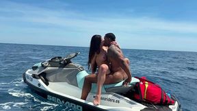 Luiza and Jesus take their steamy romp to the open sea on a thrilling Jet