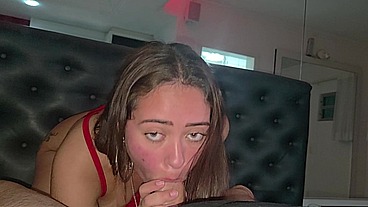 Ela gosta de chupar pau de homens mais velhos