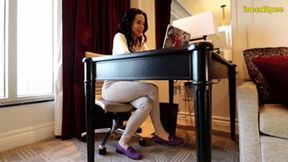 INEED2PEE TampaBae pees her pants during zoom meeting