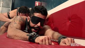 puto peludo e fodido, fistado e mijado sem poder ver, falar nem se soltar