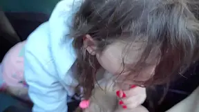 Mala Brunetka Bawi Sie Duzym Kutasem W Aucie