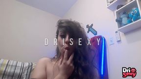 chupando os dedos e balancando a raba - dri sexy