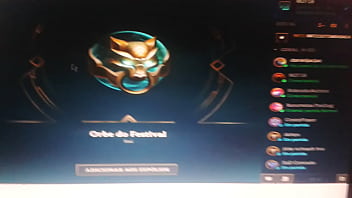 Novinha fica empolgada ao abrir orbe do festival