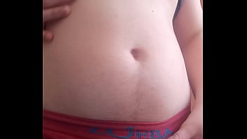 Gordinho mostrando o corpo