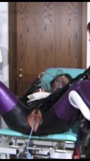 Threesome in the clinic to enjoy between apparature and sexy lesbians