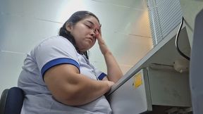 La chica gorda casi duerme en el trabajo no para de bostezar