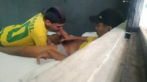 sexo na favela depois do futebol com dois safados me leitando