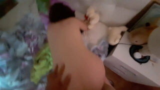 Блондинка кончает от интенсивного анального проникновения в позе «собачка».