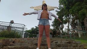 gostosa dos seios lindos fazendo sexo e exibicionismo em famoso ponto turistico