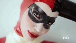 Harley Quinn, une cosplayeuse aux seins énormes, se déshabille et se masturbe