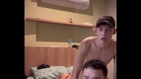 AMIGO DA FACULDADE VEIO FAZER UM TRABALHO. TES&Atilde_O SUBIU E COMI O CUZINHO LISINHO E APERTADO DELE.