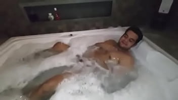 YURI GA&Uacute_CHO - Dotado relaxando no banho de espuma e depois foi transar