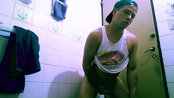 Joven viene de entrenar caliente!!!